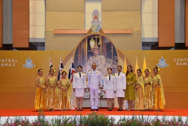 พ.ต.อ.เลิศศักดิ์ เขียมทรัพย์ ผกก.สน.ท่าข้าม พร้อมด้วยข้าราชการตำรวจ สน.ท่าข้าม ร่วมกิจกรรมวันเฉลิมพระชนมพรรษาสมเด็จพระปรเมนทรรามาธิบดีศรีสินมหาวชิราลงกรณ พระวชิรเกล้าเจ้าอยู่หัว