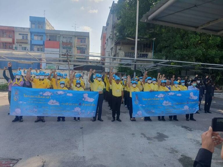 เจ้าหน้าที่ตำรวจจิตอาสา สน.ท่าข้าม ร่วมกับ สนข.บางขุนเทียน เจ้าหน้าที่ทหาร ปชช.จิตอาสา ทำกิจกรรมจิตอาสา “เราทำความดี ด้วยหัวใจ” เนื่องในโอกาสวันเฉลิมพระชนมพรรษาสมเด็จพระนางเจ้าสิริกิตติ์ พระบรมราชินีนาถ พระบรมราชชนนีพันปีหลวง