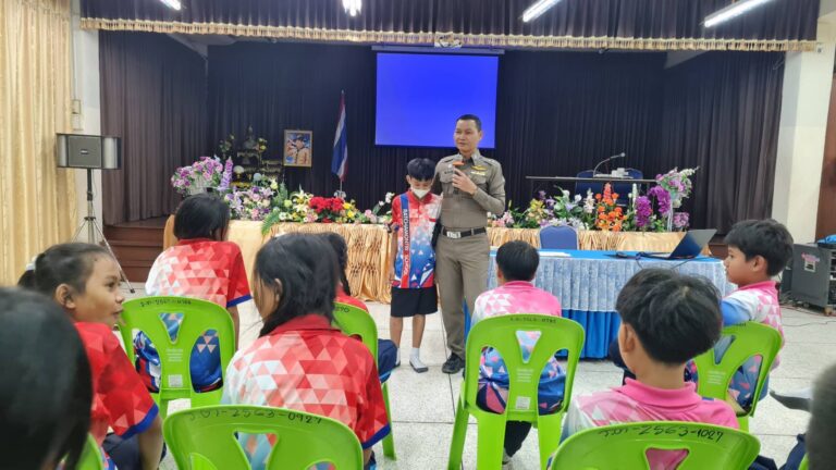 ให้ความรู้กับเด็กนักเรียนตามโครงการการศึกษาเพื่อต่อต้านการใช้ยาเสพติดในเด็กนักเรียน(D.A.R.E.ประเทศไทย)