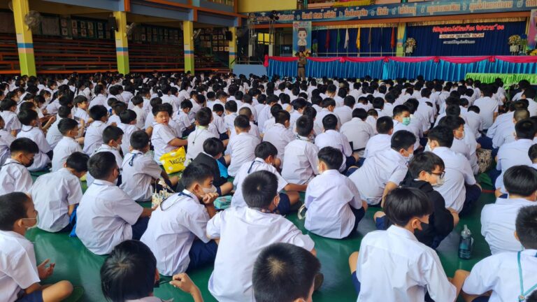 ให้ความรู้แก่เด็กนักเรียน ต่อต้านการใช้ยาเสพติด